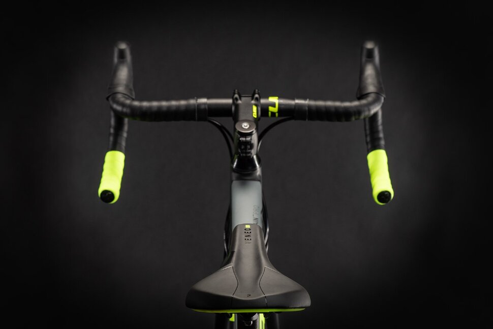 Cube attain top pro black