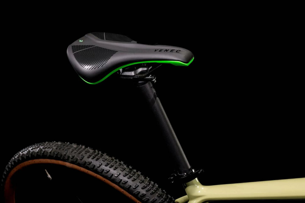 Cube reaction top race green